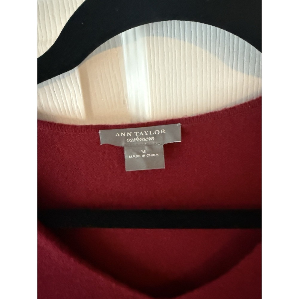 100% Cashmere Red Long Sleeve V-Neck Sweater Winter Cozy Soft Ann Taylor Medium - Picture 2 of 4